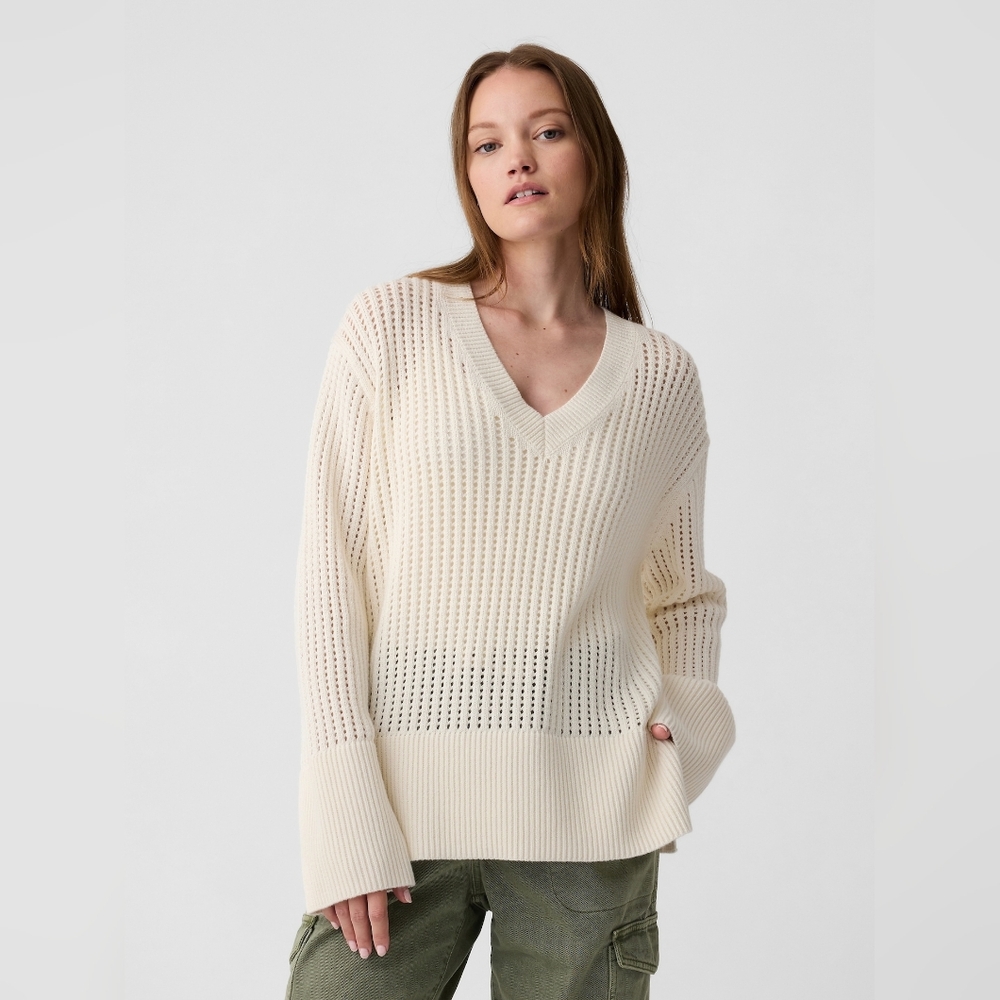 NWT Relaxed Crochet V-Neck Sweater Size Medium In Ivory Cream Frost